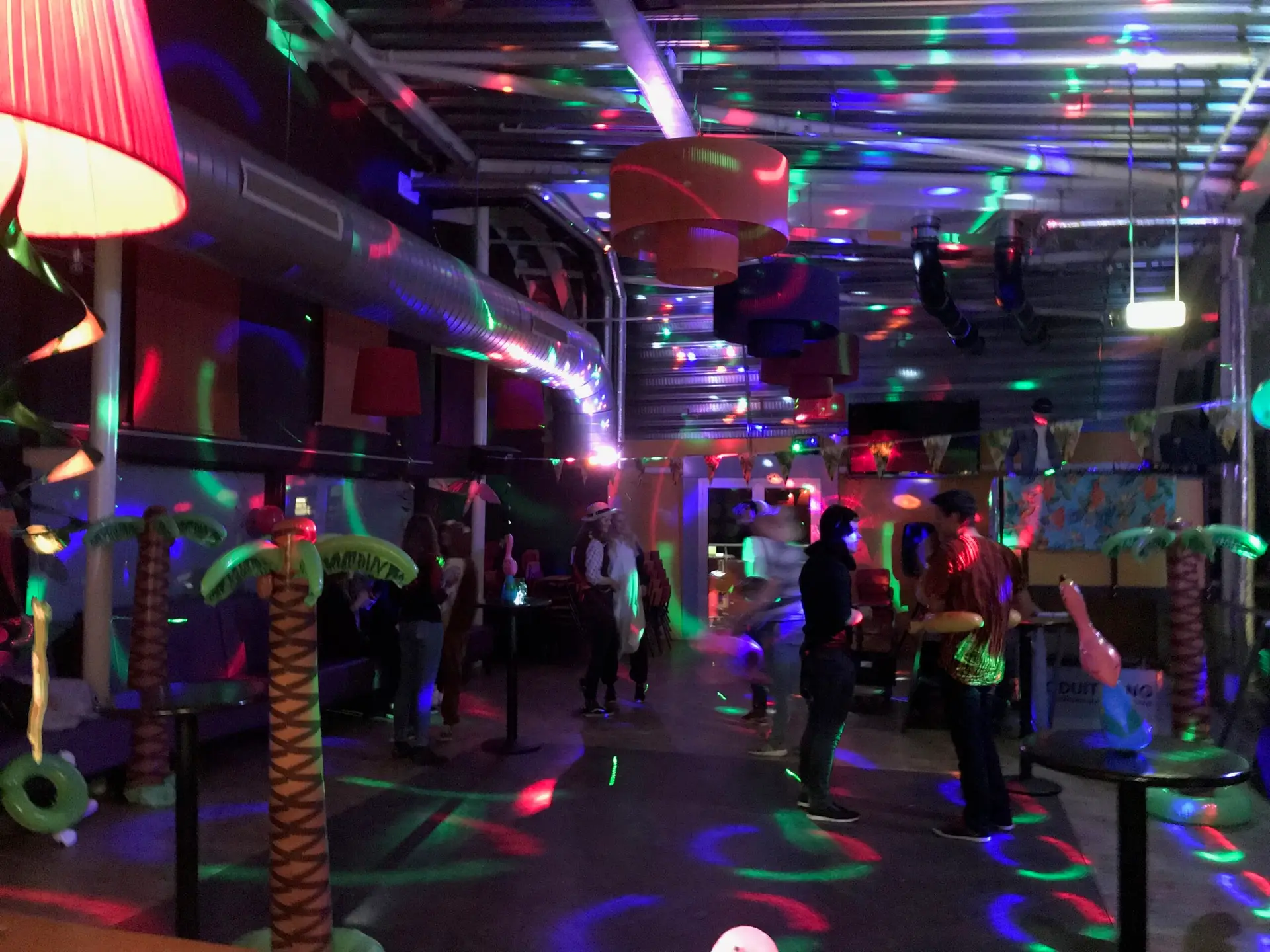 Opbouw van een feest bij Partycentrum Galgenwaard met licht, dj en decoratie
