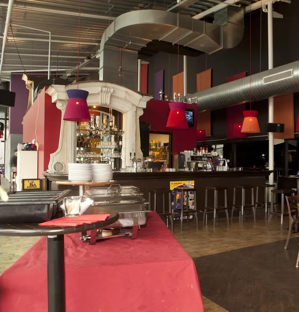 Foto van de achterbar tijdens een evenement met een buffer bij Partycentrum Galgenwaard in Utrecht