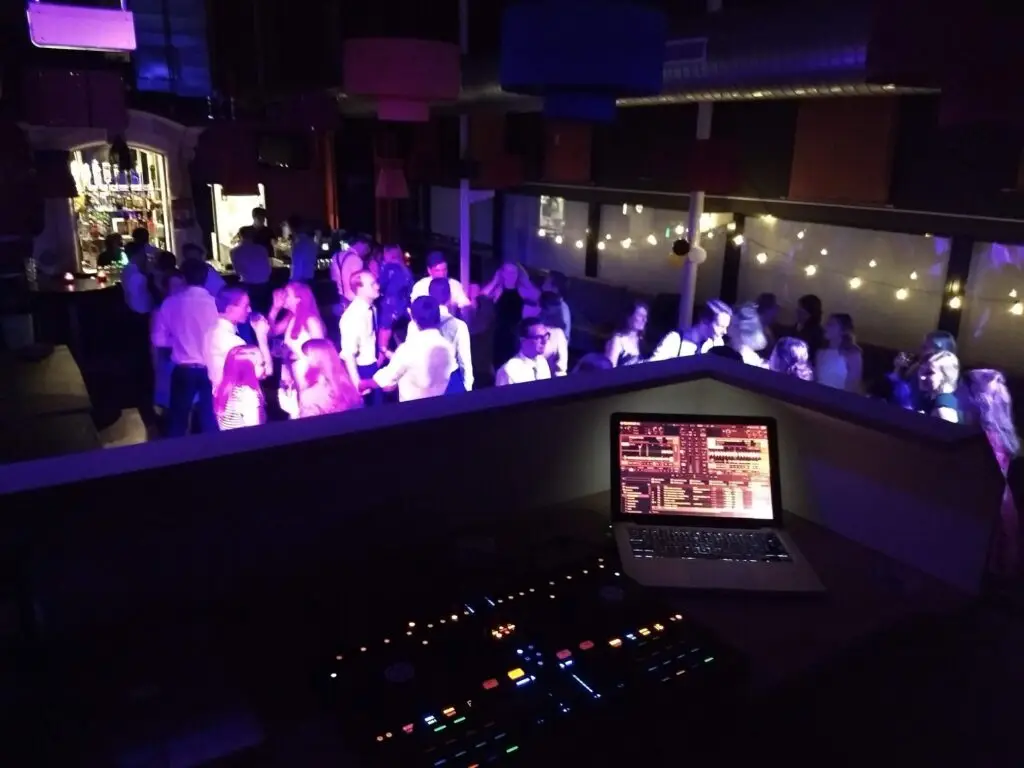 Foto van de DJ Booth bij een evenement bij Partycentrum Galgenwaard in Utrecht