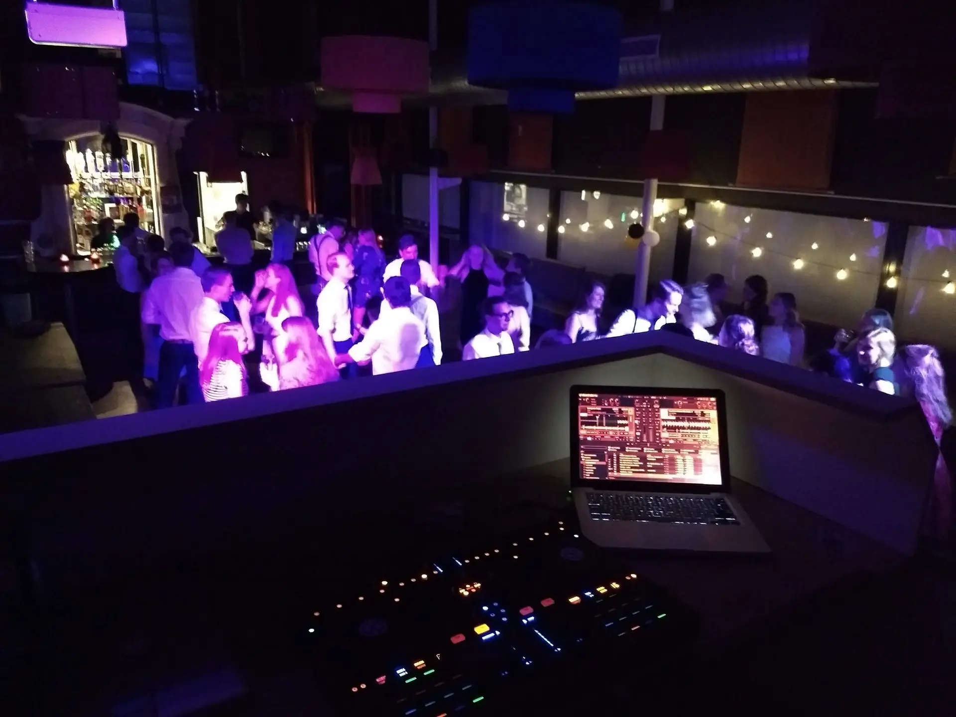 Foto van de DJ Booth bij een evenement bij Partycentrum Galgenwaard in Utrecht