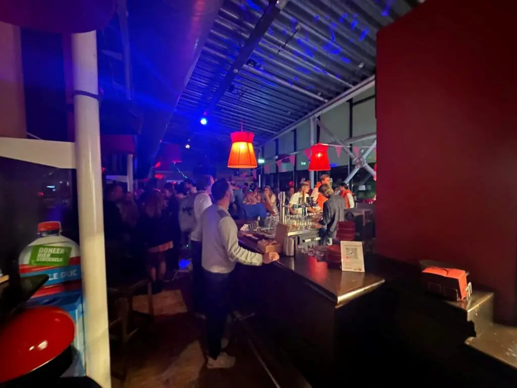 Foto van de feestzaal in partycentrum galgenwaard met verlichting en live muziek tijdens een van de evenementen in Utrecht