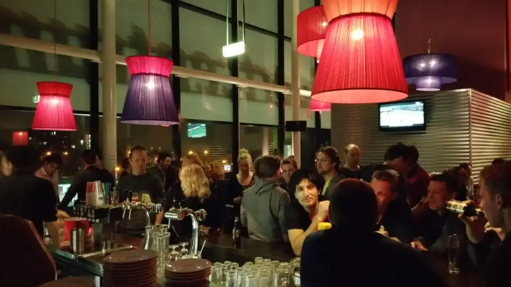 Foto van de voorbar van de voorbar van het partycentrum tijdens een evenement in Utrecht