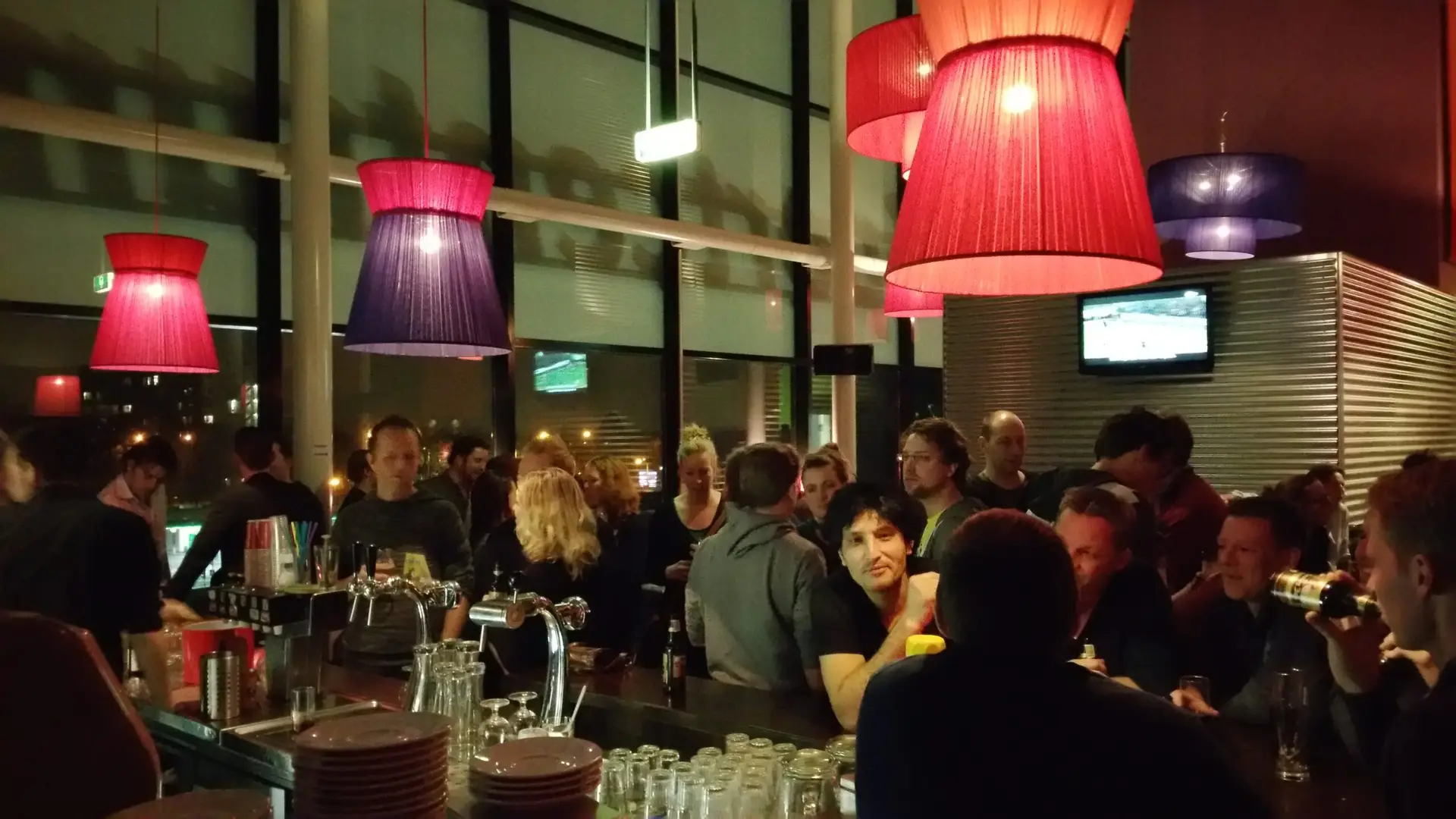 Foto van de voorbar van de voorbar van het partycentrum tijdens een evenement in Utrecht