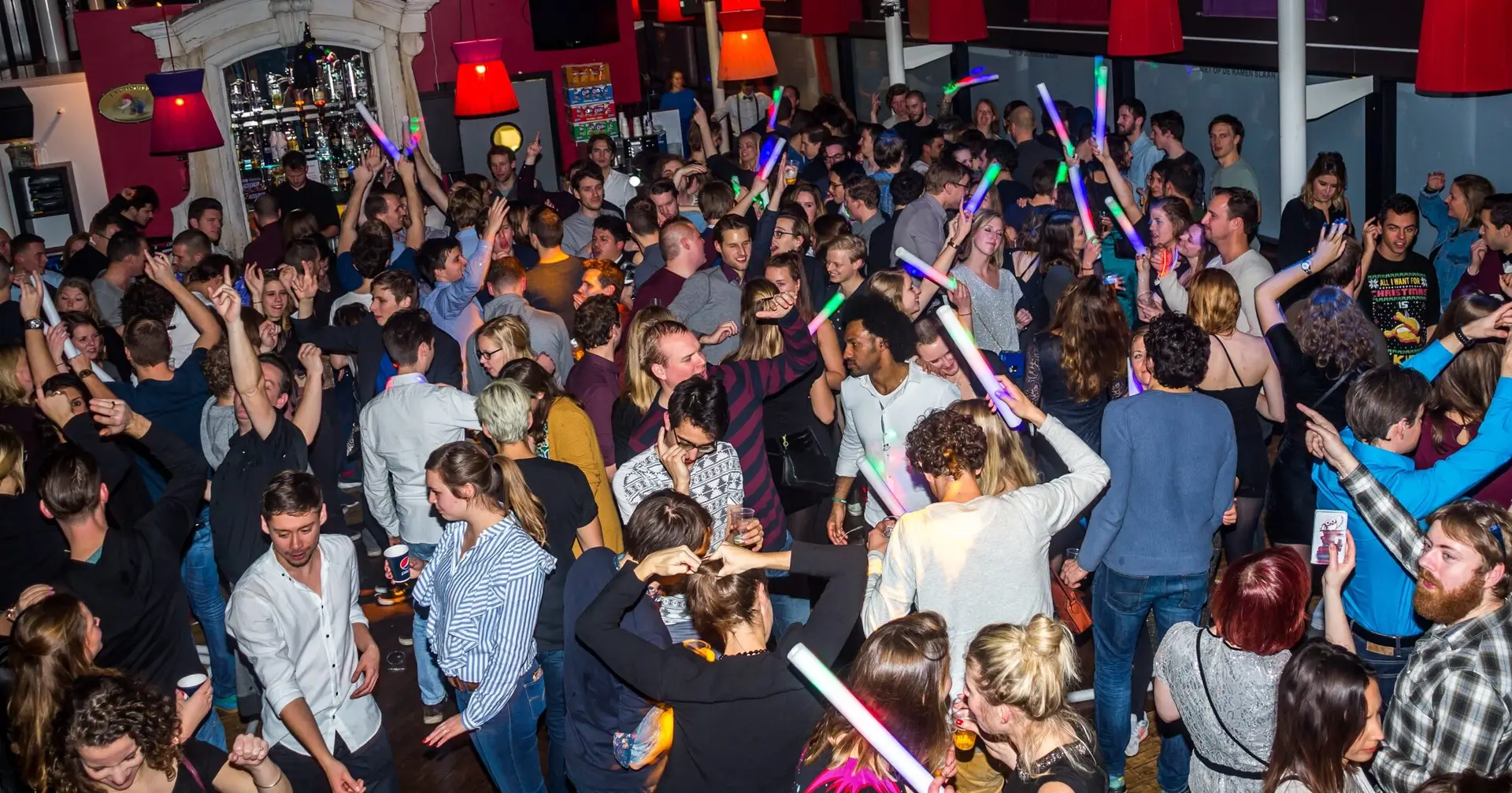 Een feest bij Partycentrum Galgenwaard in Utrecht bij de achterbar